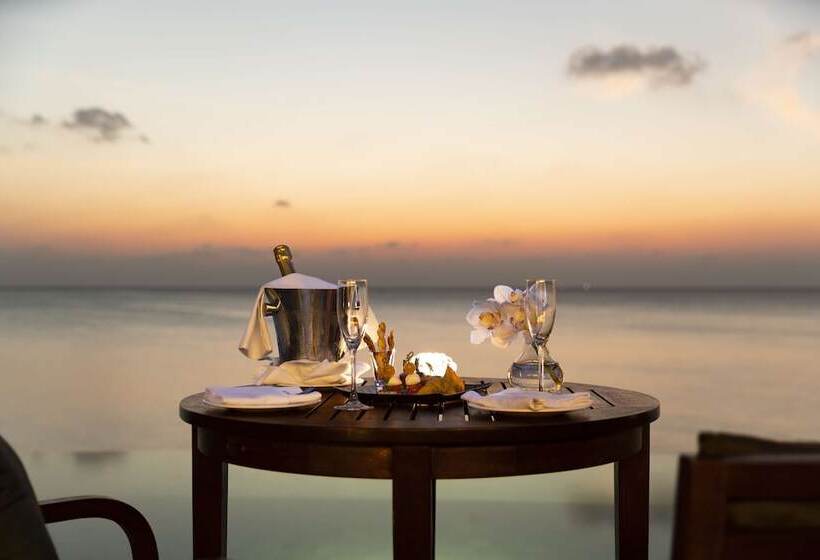 جناح مزود بحمام سباحة, Anantara Dhigu Maldives Resort