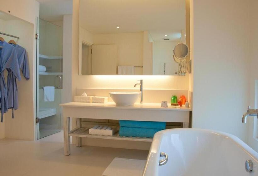 خانه 2 خوابه, Holiday Inn Resort Kandooma Maldives   Kids Stay & Eat Free And Dive Free For Certified Divers For A