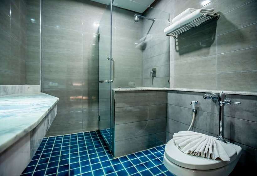اتاق لوکس سه تخته, Thanthip Beach Resort Patong