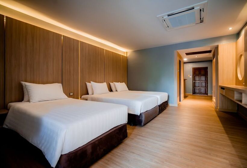 Deluxe Triple Room, Thanthip Beach Resort