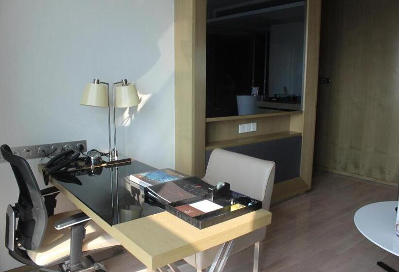 اتاق اجرایی, Wongtee V Hotel