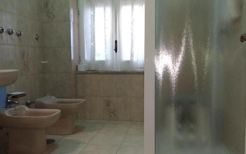اتاق استاندارد چهارنفره با بالکن, Michela Home