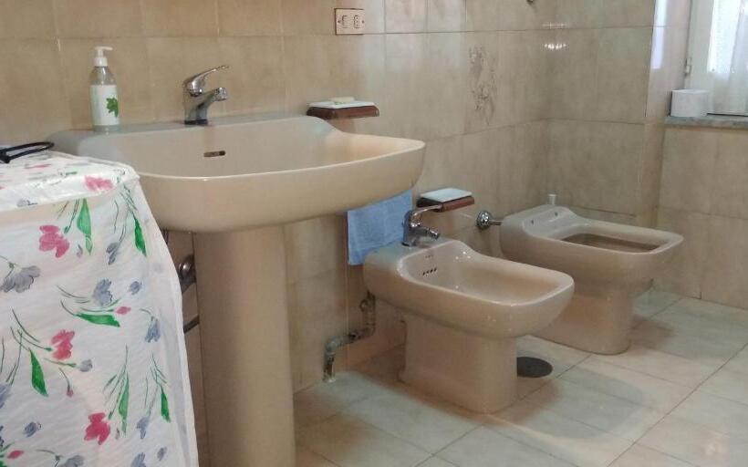 اتاق استاندارد چهارنفره با بالکن, Michela Home