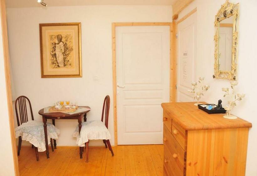 اتاق استاندارد با چشم‌انداز کوهستان, Le Relais Des Fees