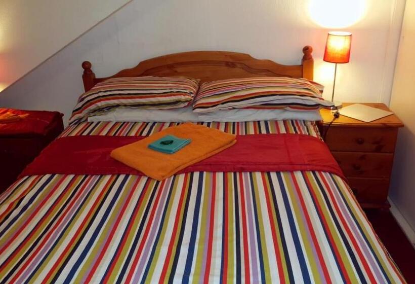 اتاق خانوادگی, Broomlea Guest House