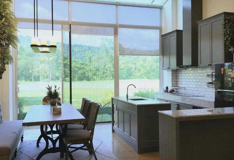 استودیوی لوکس, The Midst@ Royal Hills Nakornayok