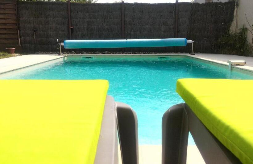 اتاق استاندارد سه تخته با چشم‌انداز استخر, Chambre Direct Piscine