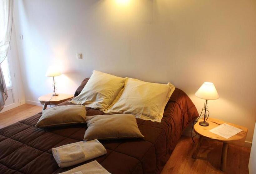 اتاق استاندارد سه نفره, Les Cremades