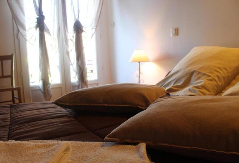 اتاق استاندارد سه نفره, Les Cremades