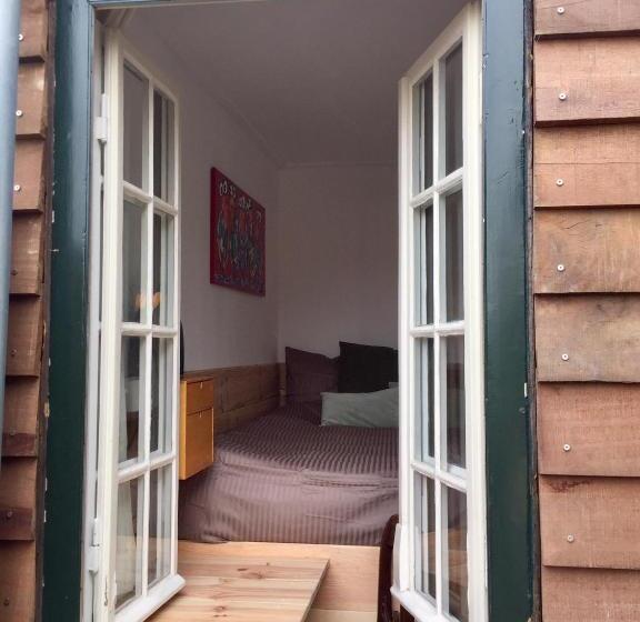اتاق استاندارد, The Cabin At Zwolle Centraal