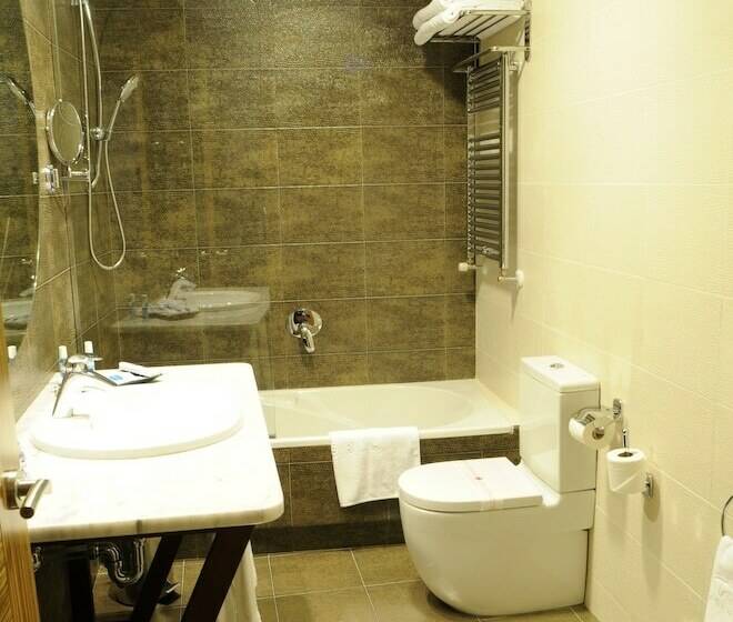 اتاق استاندارد سه نفره, Cumbria Spa Hotel 3 Sup