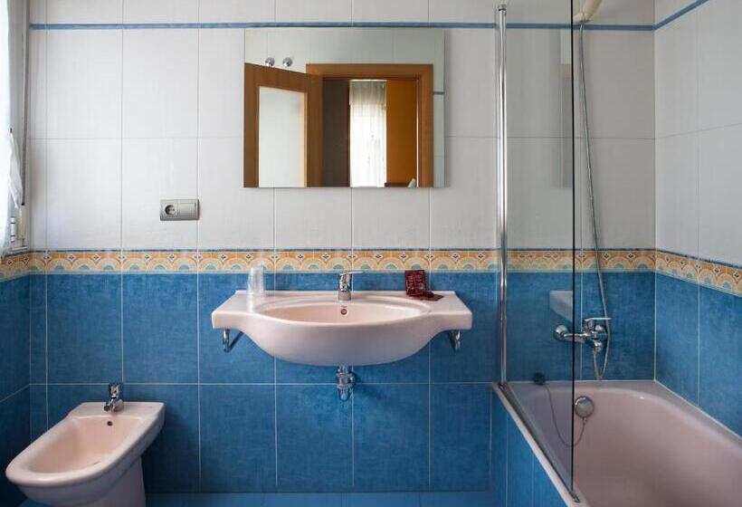 اتاق استاندارد سه نفره, Hostal Rio Selmo