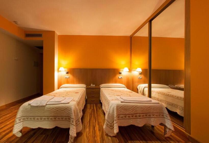 اتاق استاندارد سه نفره, Hostal Rio Selmo