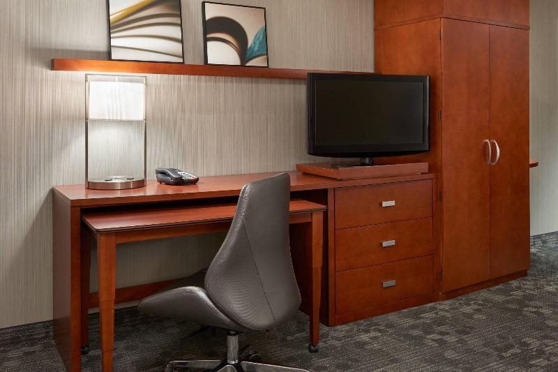 חדר סטנדרט עם מיטת קינג, Courtyard By Marriott Kingston Highway 401