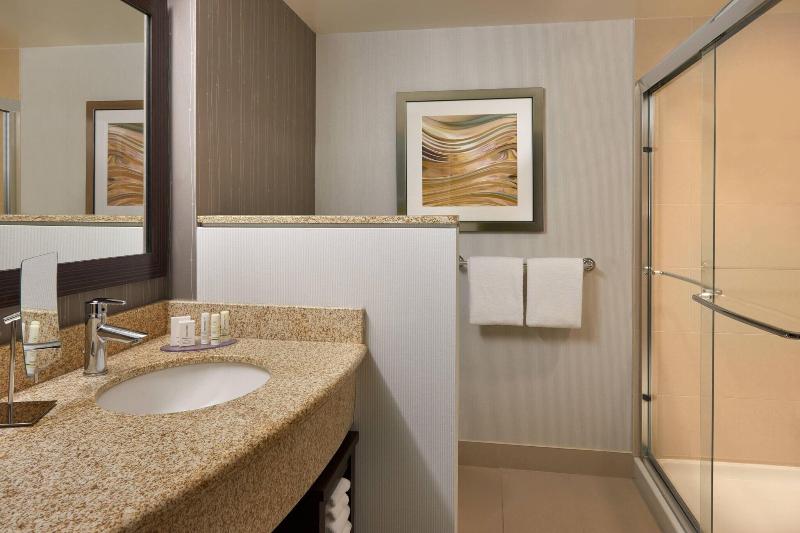 חדר סטנדרט עם מיטת קינג, Courtyard By Marriott Kingston Highway 401