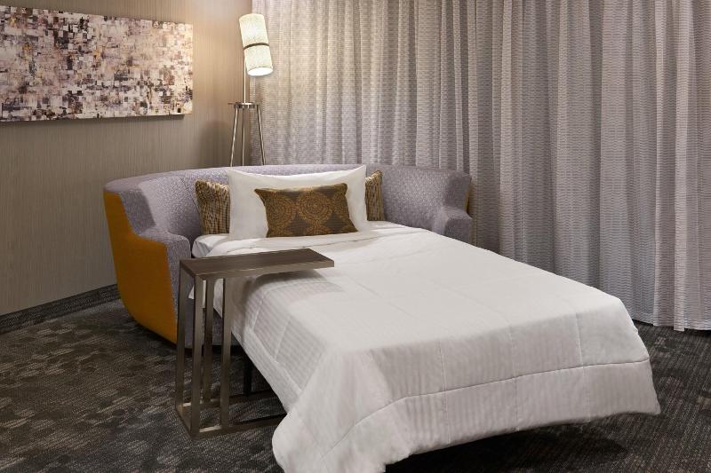 חדר סטנדרט עם מיטת קינג, Courtyard By Marriott Kingston Highway 401