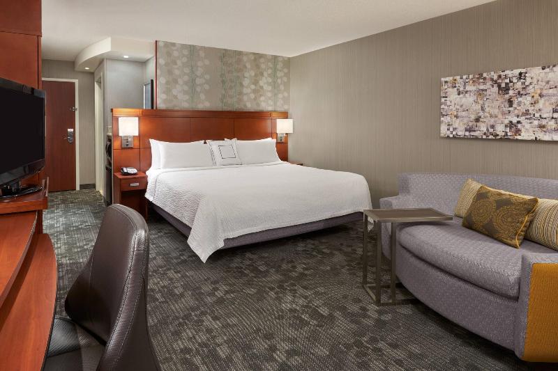 חדר סטנדרט עם מיטת קינג, Courtyard By Marriott Kingston Highway 401