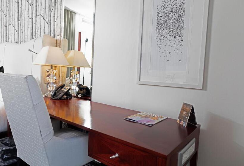 اتاق استاندارد با تخت بزرگ, Davinci Hotel On Nelson Mandela Square