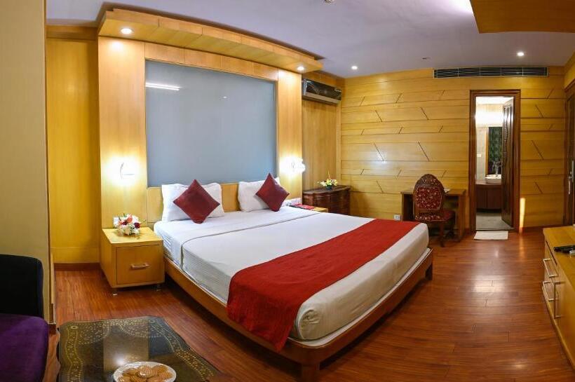 Quarto Superior, Emarald, New Delhi