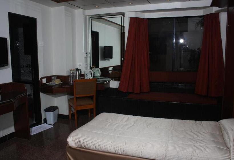 اتاق لوکس, Karl Residency
