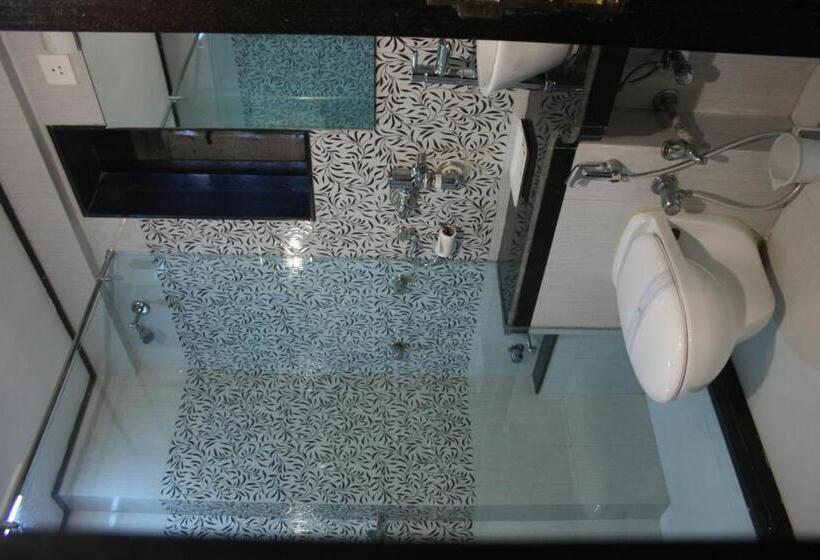 اتاق لوکس, Karl Residency