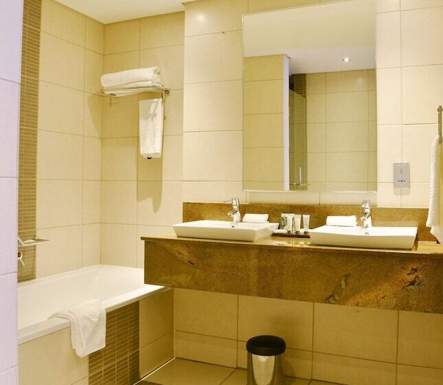 اتاق استاندارد با 2 تخت دوبل, Premier Hotel East London Icc