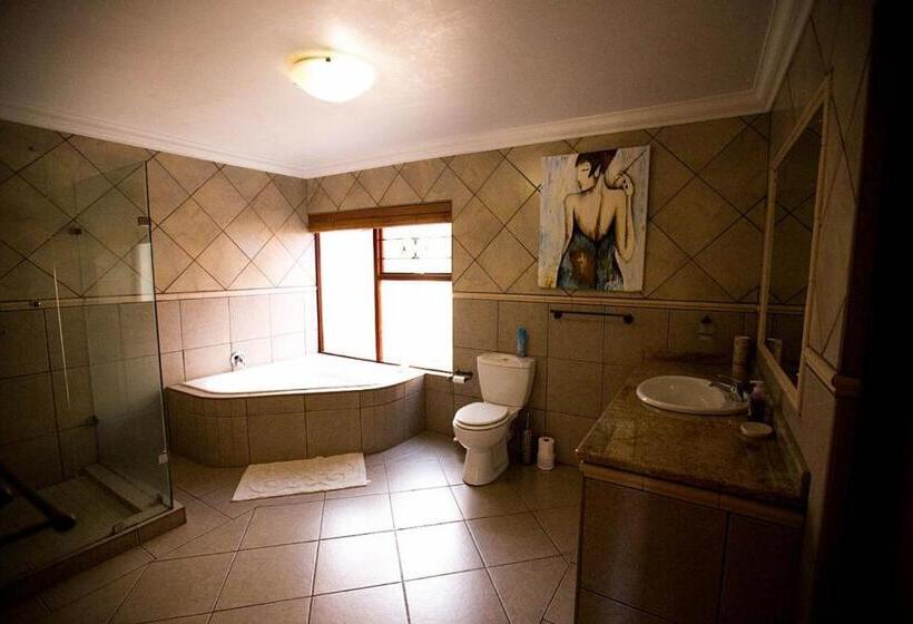 اتاق استاندارد با چشم‌انداز استخر, Inyameko Bnb
