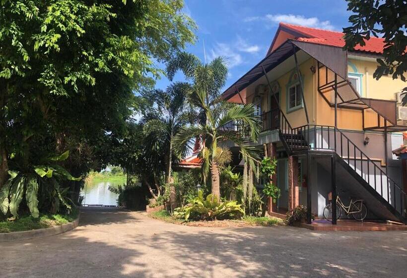 اتاق استاندارد, Ruen Thai Ban Rim Nam