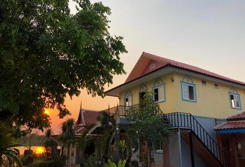 اتاق اکونومی, Ruen Thai Ban Rim Nam