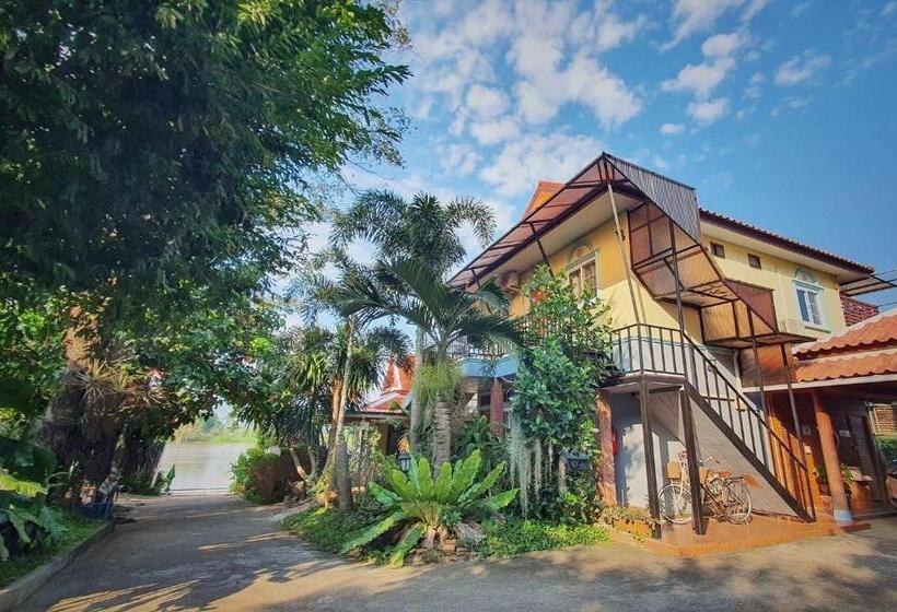 اتاق اکونومی, Ruen Thai Ban Rim Nam