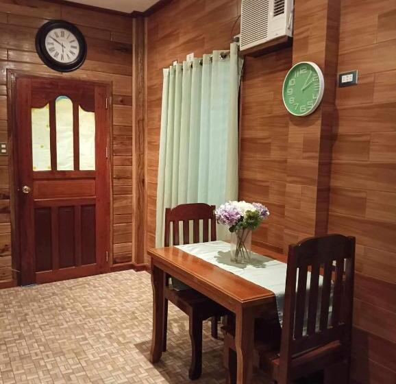 اتاق لوکس خانوادگی, Theresa S Pension House