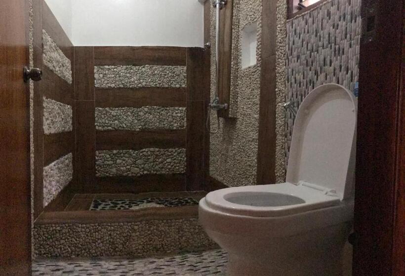 اتاق لوکس, Theresa S Pension House