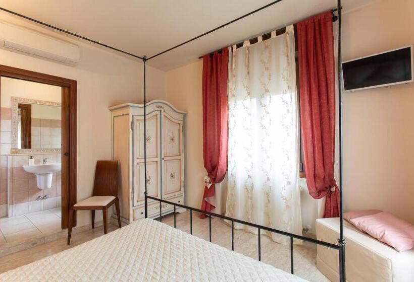 اتاق استاندارد سه نفره, Al Borgo Rooms