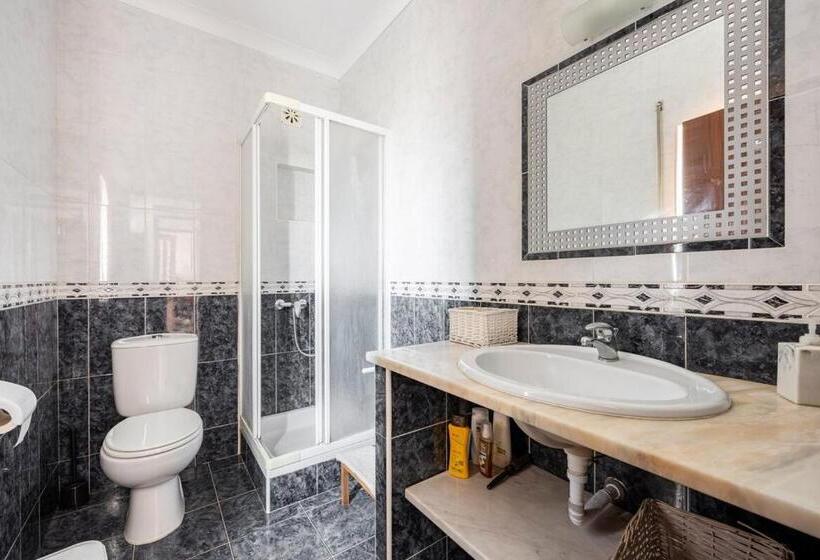 اتاق استاندارد با سرویس بهداشتی مشترک, Local Guesthouse