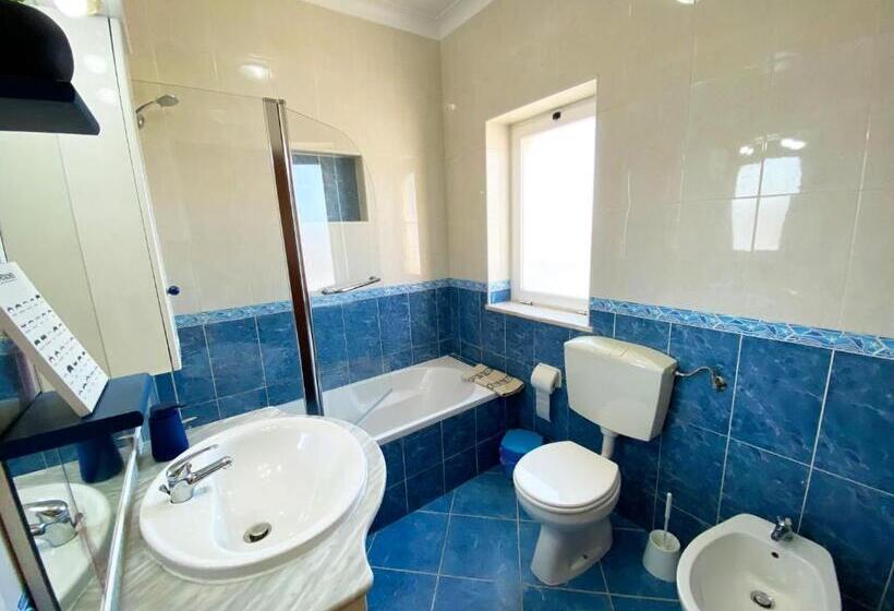 اتاق استاندارد با سرویس بهداشتی مشترک, Local Guesthouse