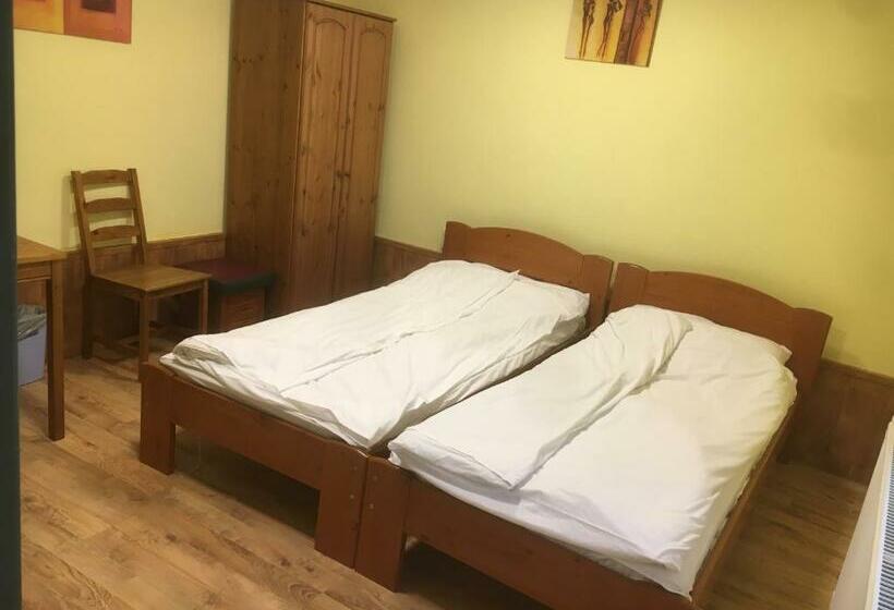 اتاق اکونومی, Roland Motel