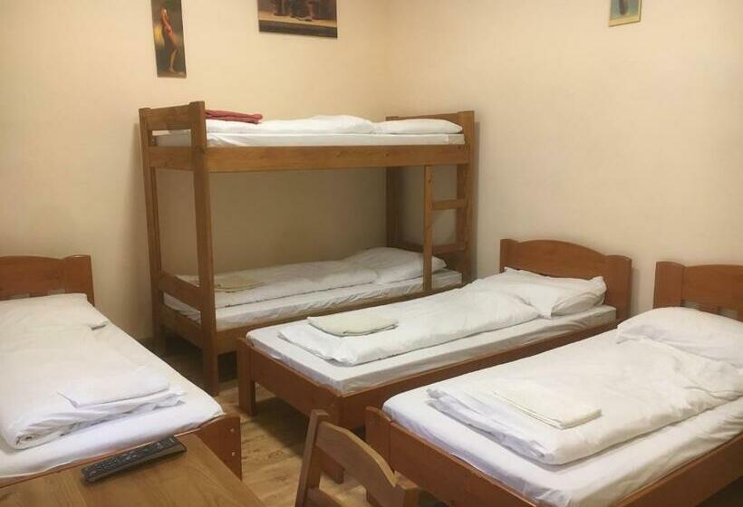 اتاق خانوادگی, Roland Motel