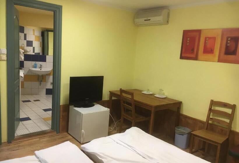 اتاق اکونومی, Roland Motel