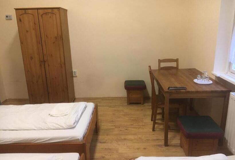 اتاق خانوادگی, Roland Motel