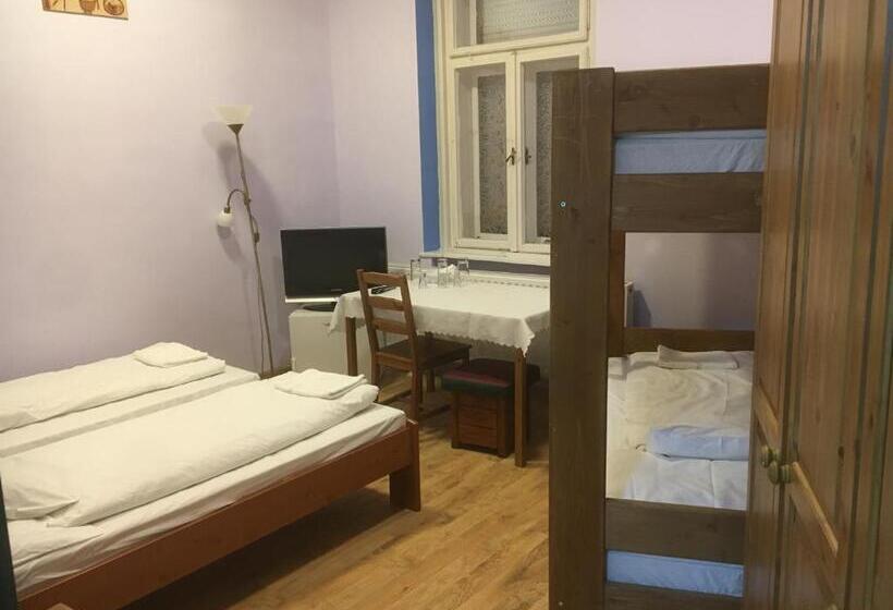 اتاق خانوادگی, Roland Motel