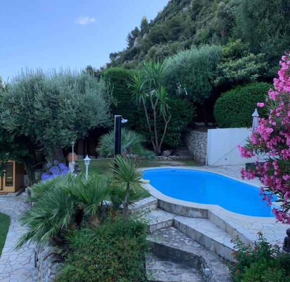 اتاق استاندارد با چشم‌انداز استخر, Monte Carlo View And Spa