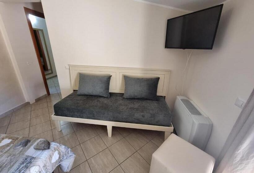 Standard Triple Room with Terrace, B&b E Casa Vacanza Al Castello