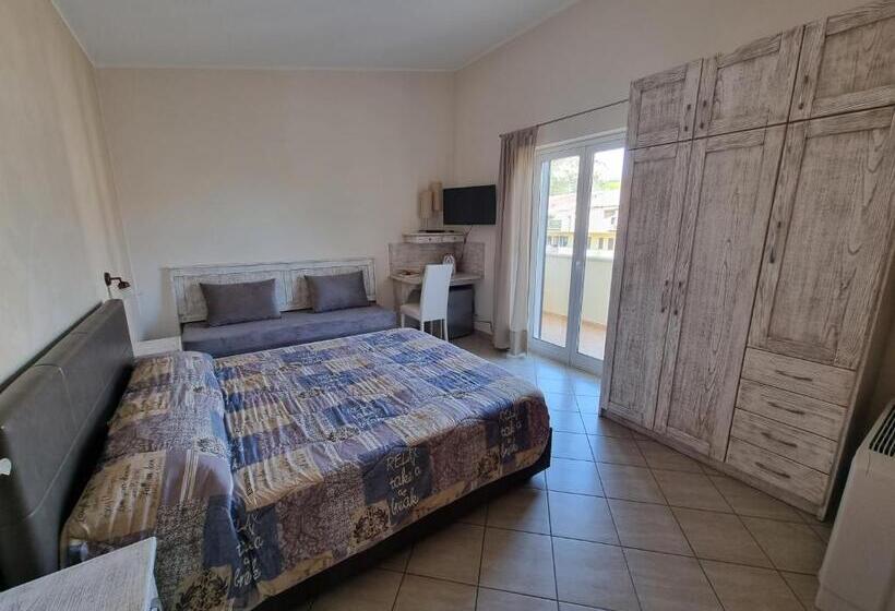 اتاق استاندارد سه تخته با بالکن, B&b E Casa Vacanza Al Castello