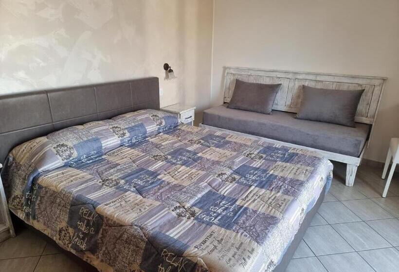 اتاق استاندارد سه تخته با بالکن, B&b E Casa Vacanza Al Castello
