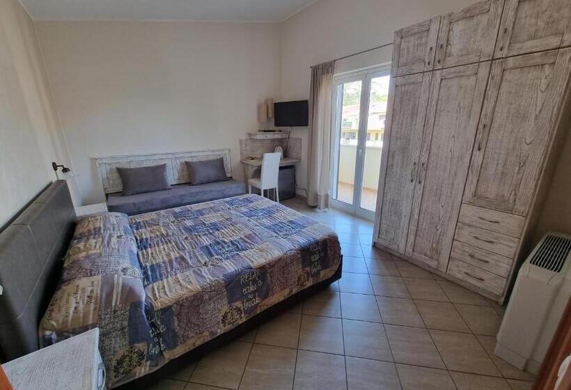 اتاق استاندارد سه تخته با بالکن, B&b E Casa Vacanza Al Castello