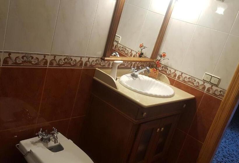 اتاق خانوادگی با سرویس بهداشتی مشترک, El Rengue