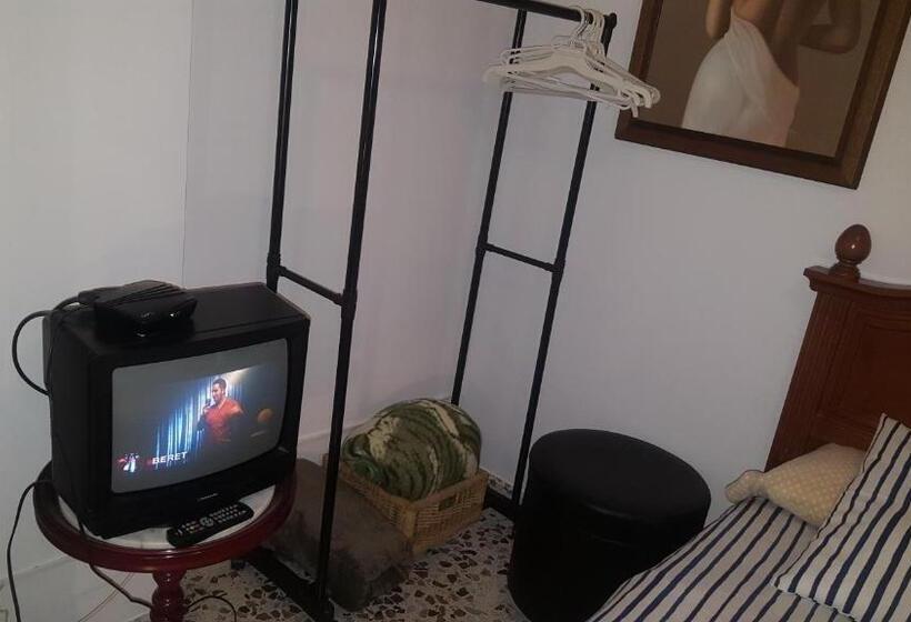 اتاق استاندارد با سرویس بهداشتی مشترک, El Rengue