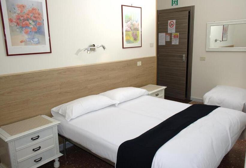 اتاق استاندارد سه نفره, In Vacanza Da Sara