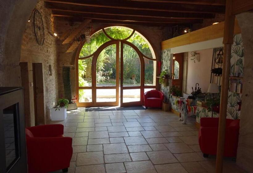 Standard Triple Room with Terrace, La Halte