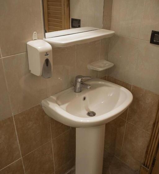 مجموعه ویستا شهر, Redcon Suites
